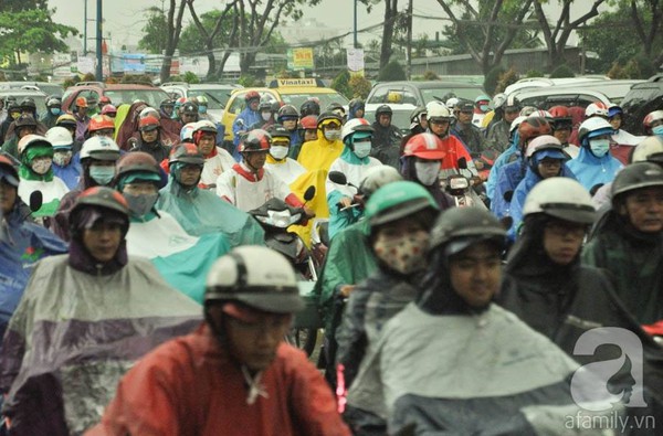 Sài Gòn mưa lớn sáng thứ hai, kẹt xe khắp nơi