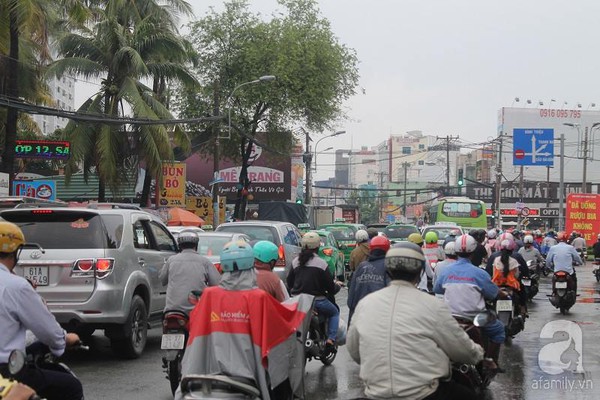 Sài Gòn mưa lớn sáng thứ 2, người dân chật vật tới chỗ làm