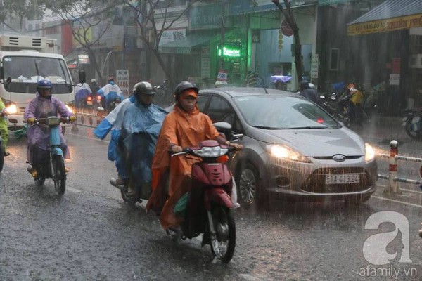 Sài Gòn mưa lớn sáng thứ hai, kẹt xe khắp nơi