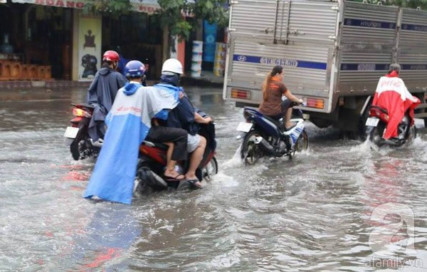 Sài Gòn mưa lớn sáng thứ hai, kẹt xe khắp nơi