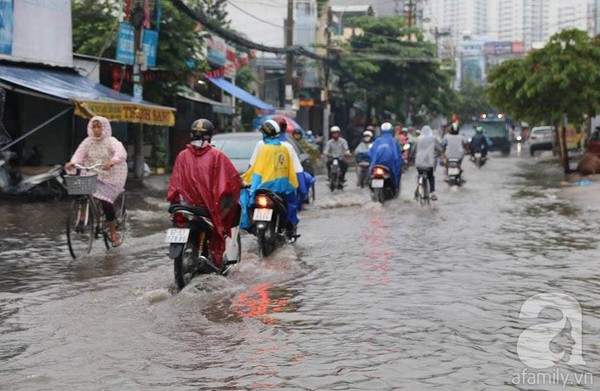 Sài Gòn mưa lớn sáng thứ hai, kẹt xe khắp nơi