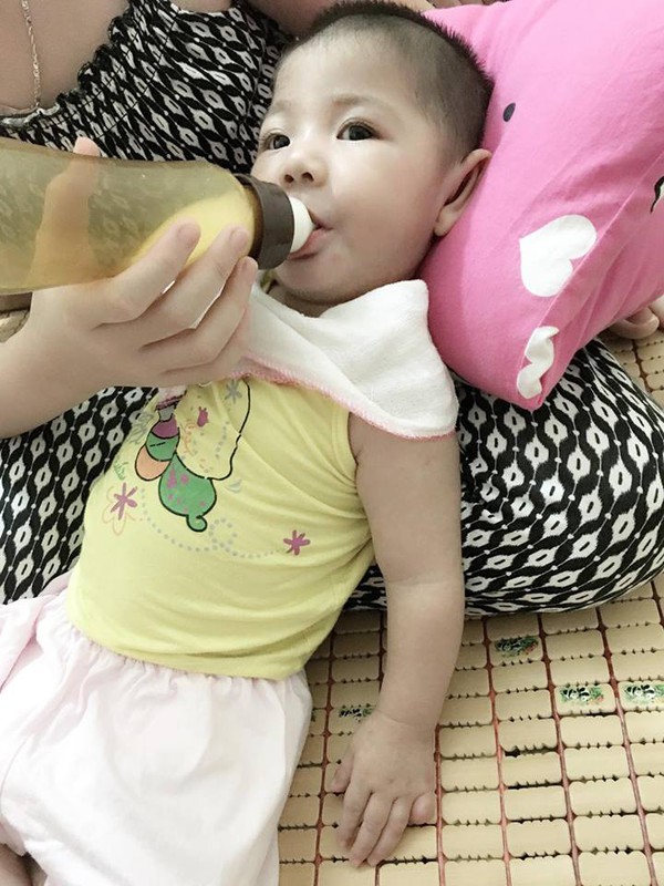 Sau hơn 3 tháng được mẹ nuôi chăm sóc, bé gái 14 tháng tuổi nặng 3,5kg giờ ra sao? Sau hơn 3 tháng được mẹ nuôi chăm sóc, bé gái 14 tháng tuổi nặng 3,5kg giờ ra sao?