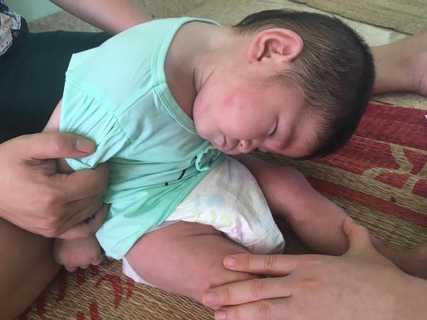 Sau hơn 3 tháng được mẹ nuôi chăm sóc, bé gái 14 tháng tuổi nặng 3,5kg giờ ra sao? Sau hơn 3 tháng được mẹ nuôi chăm sóc, bé gái 14 tháng tuổi nặng 3,5kg giờ ra sao?