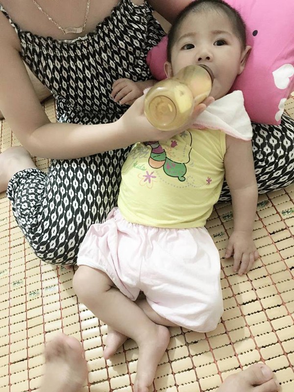 Sau hơn 3 tháng được mẹ nuôi chăm sóc, bé gái 14 tháng tuổi nặng 3,5kg giờ ra sao? Sau hơn 3 tháng được mẹ nuôi chăm sóc, bé gái 14 tháng tuổi nặng 3,5kg giờ ra sao?