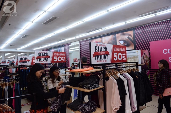 Black Friday: Chen nhau xếp hàng từ sáng sớm để săn hàng ngon, giá hời