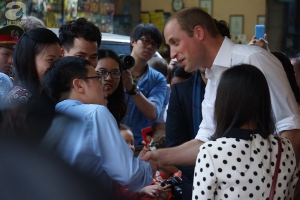 Hoàng tử Anh William thưởng thức cafe vỉa hè Hà Nội cùng Xuân Bắc, Hồng Nhung