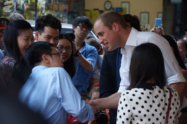 Hoàng tử Anh William thưởng thức cafe vỉa hè Hà Nội cùng Xuân Bắc, Hồng Nhung