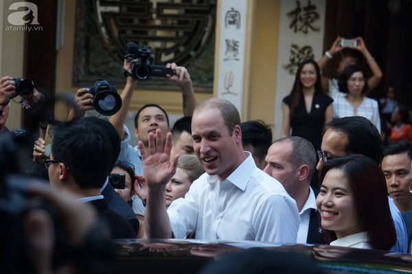 Hoàng tử Anh William lần đầu đến Việt Nam và hiện đang đi bộ trên đường phố Hà Nội