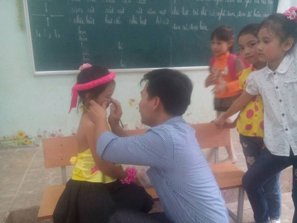 Thầy giáo kiêm make up cho học trò khiến dân mạng xuýt xoa