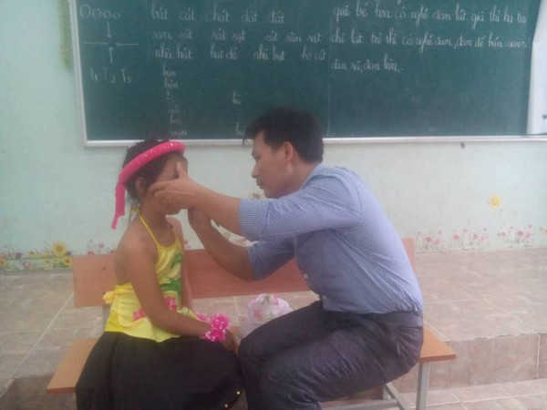 Thầy giáo kiêm make up cho học trò khiến dân mạng xuýt xoa