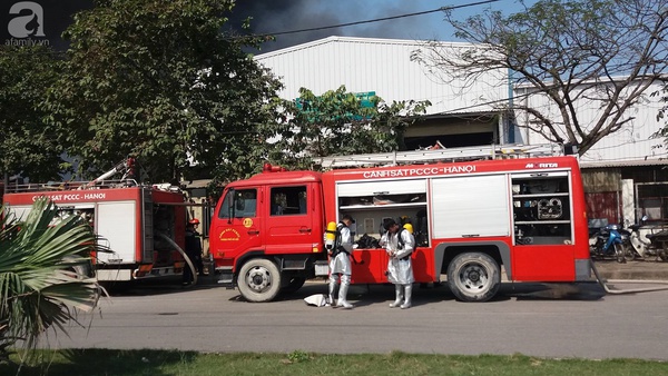 Đang cháy lớn ở khu công nghiệp Ngọc Hồi, nhiều người hoảng loạn bỏ chạy