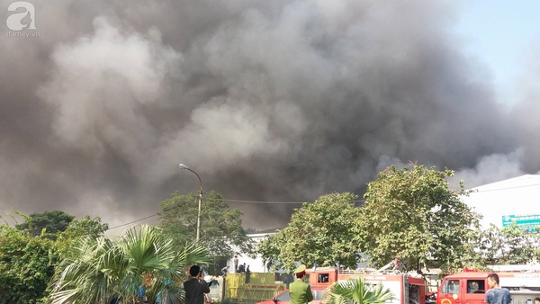 Đang cháy lớn ở khu công nghiệp Ngọc Hồi, nhiều người hoảng loạn bỏ chạy