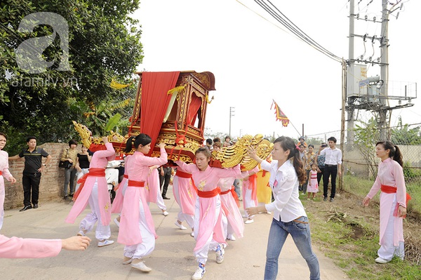 Độc đáo trinh nữ rước kiệu xoay hội làng Thổ Khối 2