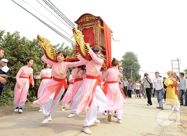 Độc đáo trinh nữ rước kiệu xoay hội làng Thổ Khối 1