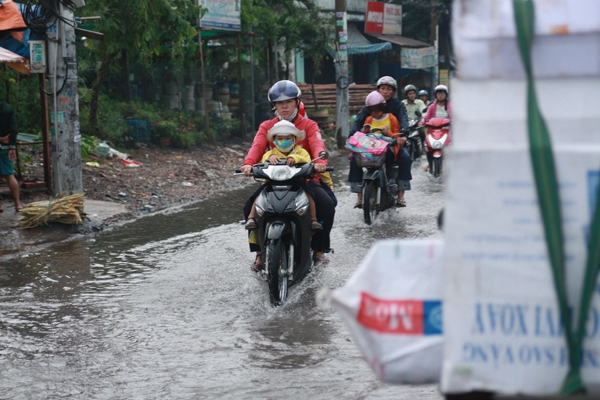 Phụ huynh bì bõm cõng con vượt 