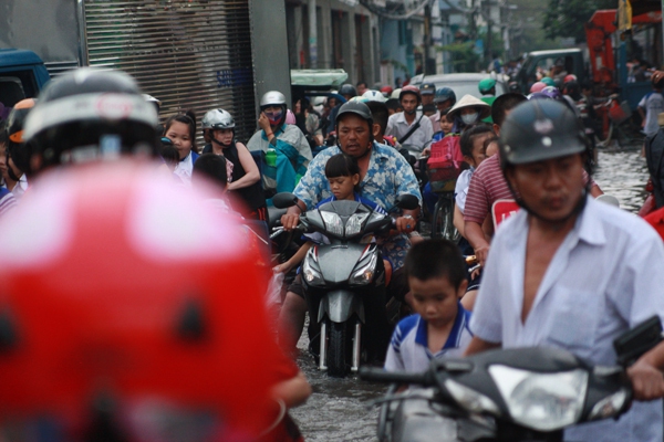 Phụ huynh bì bõm cõng con vượt 