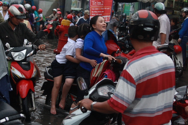 Phụ huynh bì bõm cõng con vượt 