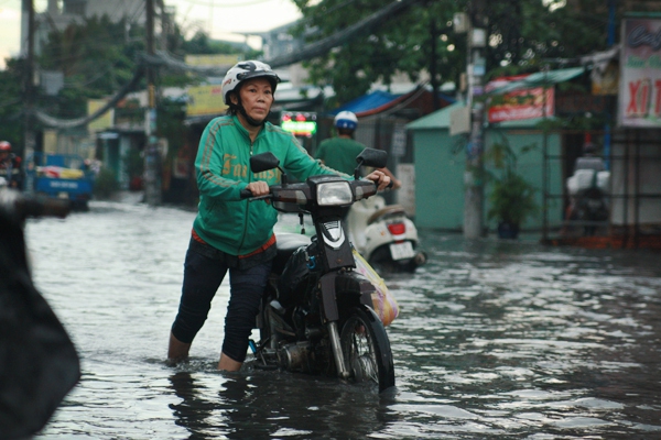 Phụ huynh bì bõm cõng con vượt 