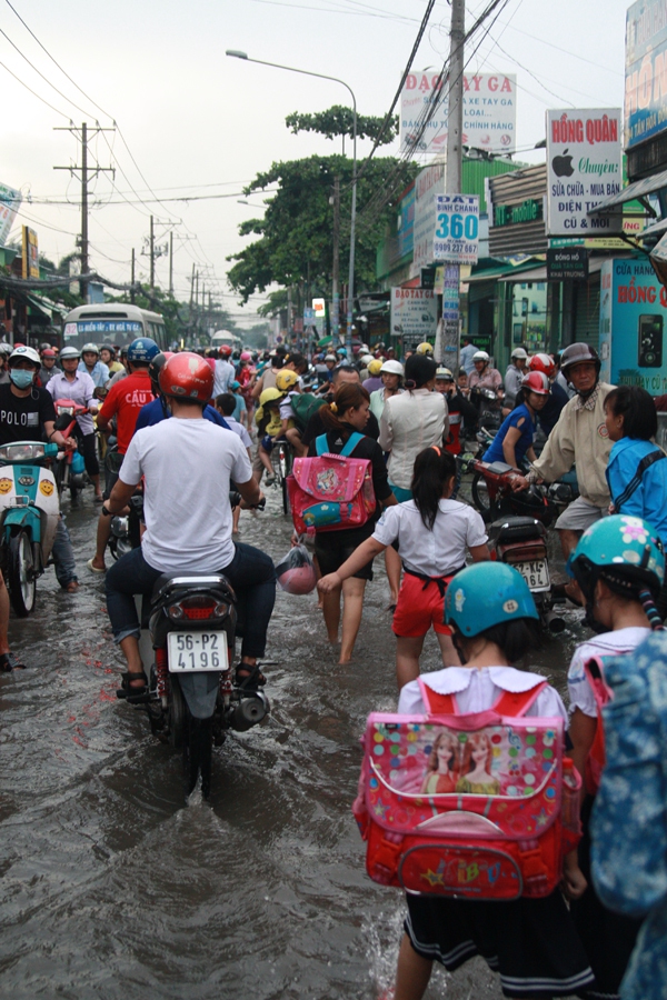 Phụ huynh bì bõm cõng con vượt 