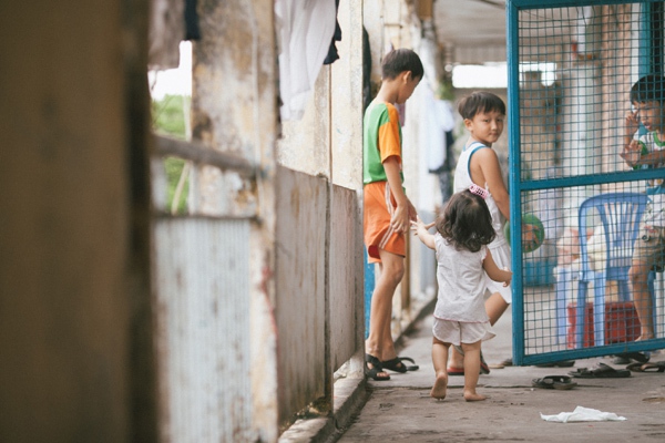 Xúc động bộ ảnh “Gà Mái” của mẹ Việt đơn thân và cô con gái 2 tuổi 20