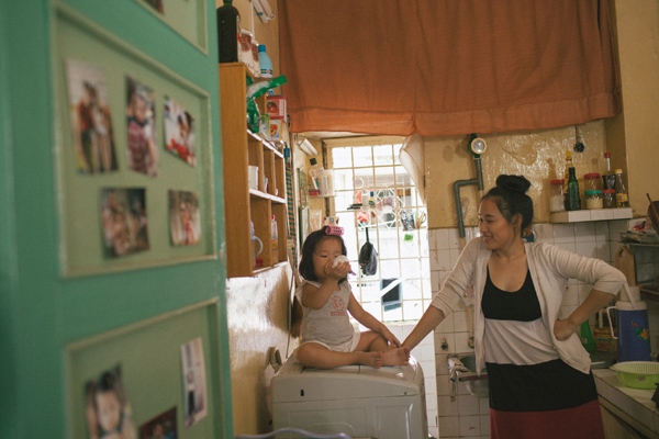 Xúc động bộ ảnh “Gà Mái” của mẹ Việt đơn thân và cô con gái 2 tuổi 21