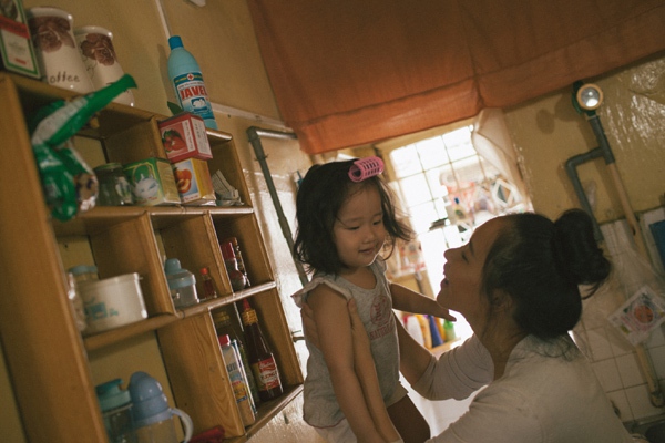 Xúc động bộ ảnh “Gà Mái” của mẹ Việt đơn thân và cô con gái 2 tuổi 22