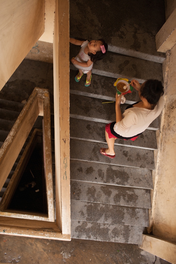 Xúc động bộ ảnh “Gà Mái” của mẹ Việt đơn thân và cô con gái 2 tuổi 4