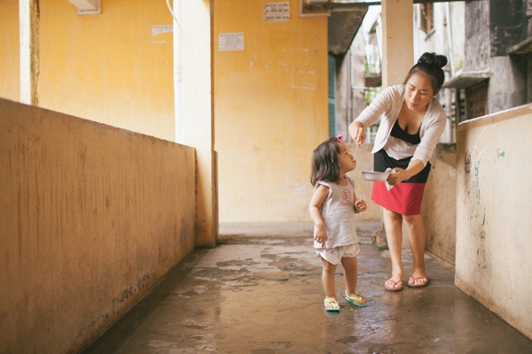 Xúc động bộ ảnh “Gà Mái” của mẹ Việt đơn thân và cô con gái 2 tuổi 10