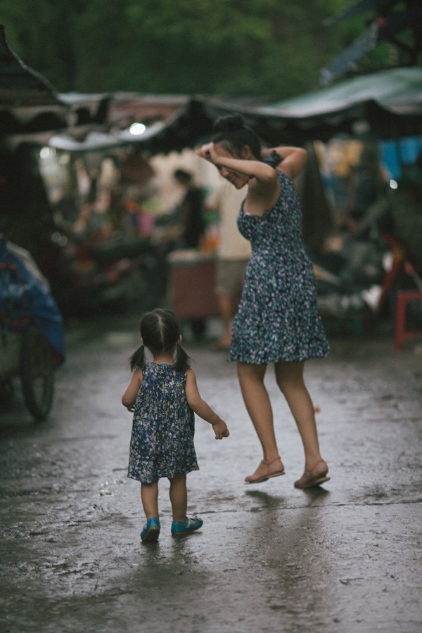 Xúc động bộ ảnh “Gà Mái” của mẹ Việt đơn thân và cô con gái 2 tuổi 17