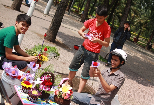 Sinh viên đội nắng bán hoa vỉa hè 2