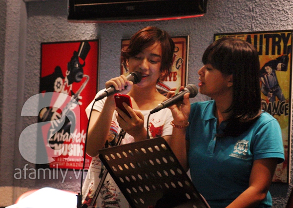Mẹ con cô giáo Huỳnh Mai bất ngờ hát mộc tại quán cafe ở Sài Gòn 5