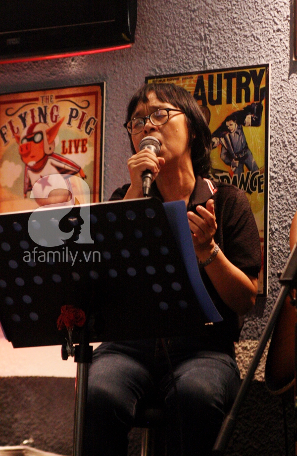 Mẹ con cô giáo Huỳnh Mai bất ngờ hát mộc tại quán cafe ở Sài Gòn 6