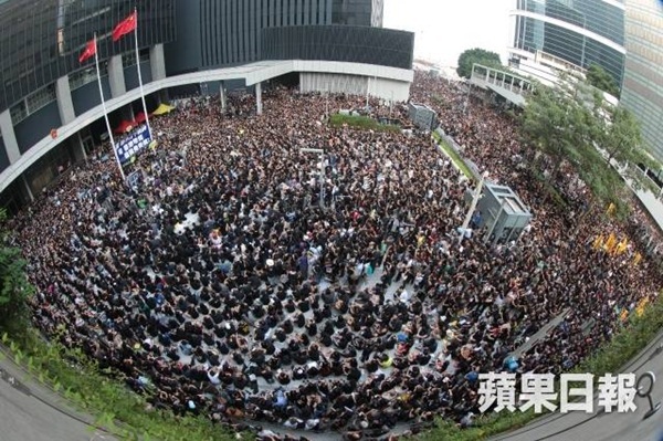 Hàng loạt sao hạng A Hồng Kông cùng 20 nghìn người biểu tình 2