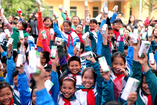 Quỹ sữa “Vươn cao Việt Nam” đến với trẻ em nhiễm chất độc da cam Thái Bình 7