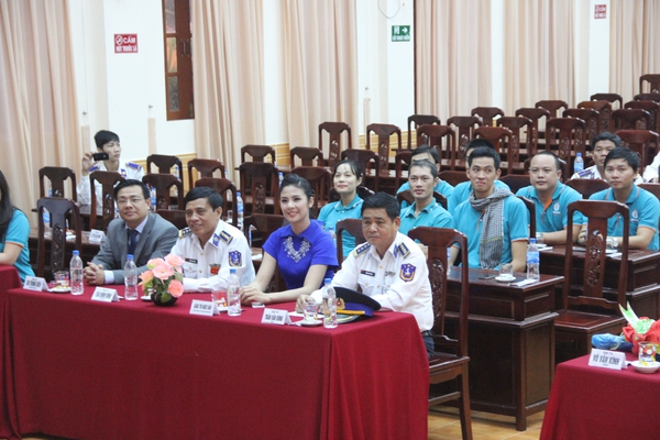 Hoa hậu Ngọc H&acirc;n đẹp hơn với h&igrave;nh ảnh b&igrave;nh dị 3