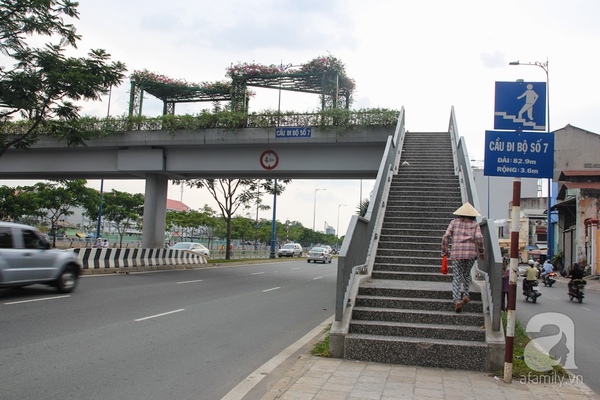 Vác xe lên cầu đi bộ trên đại lộ hiện đại nhất Sài Gòn