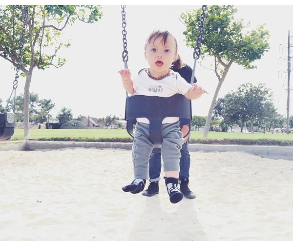 Em bé 11 tháng tuổi mắc hội chứng Down trở thành fashionista nhí 