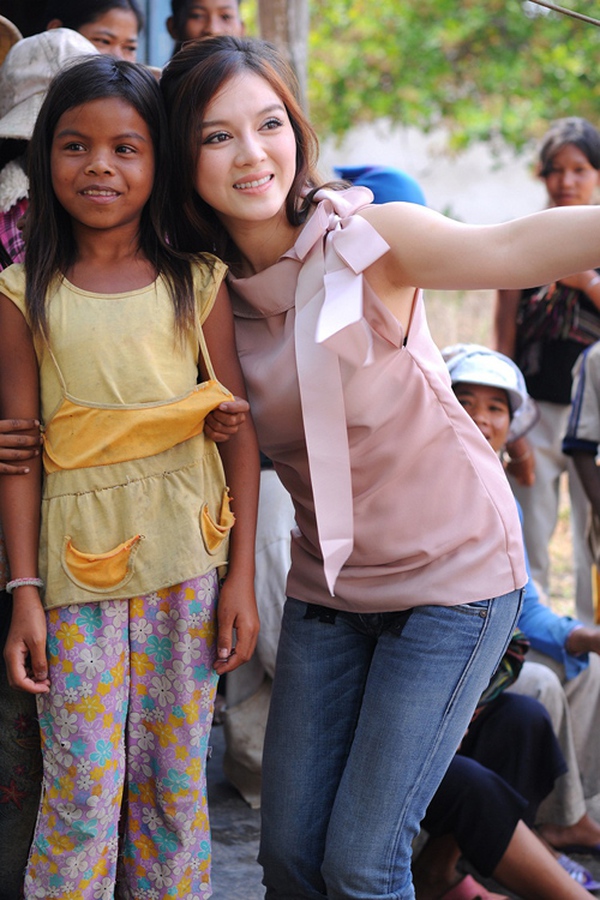 Sao Việt mặc gì khi đi từ thiện 