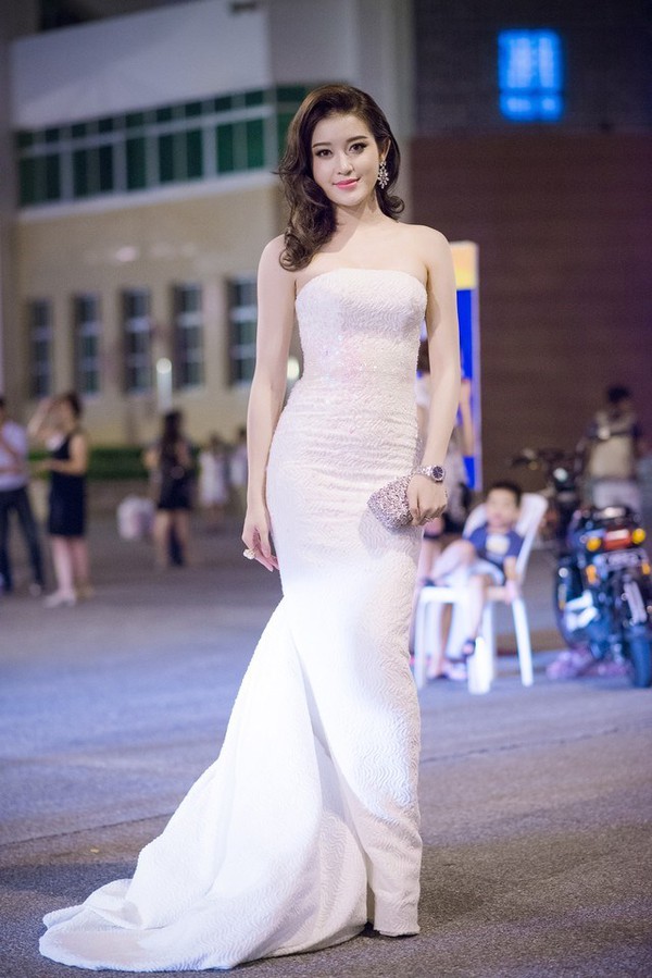 Sao mặc đẹp th&aacute;ng 9