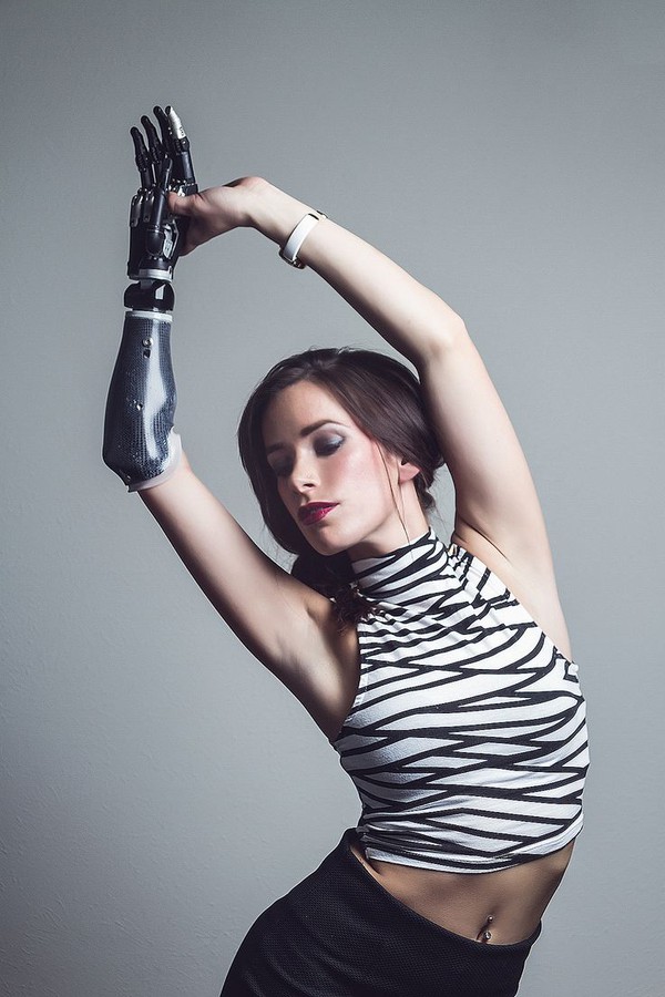 Người mẫu với “cánh tay điện từ” xuất hiện tại tuần lễ thời trang New York