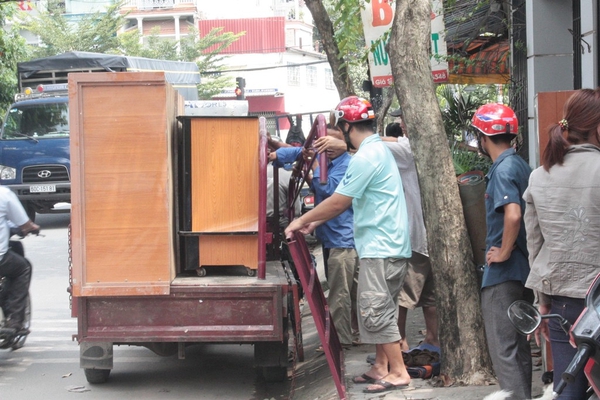 Mùi hóa chất vẫn còn nồng nặc quanh hiện trường vụ nổ lớn ở Sài Gòn 16