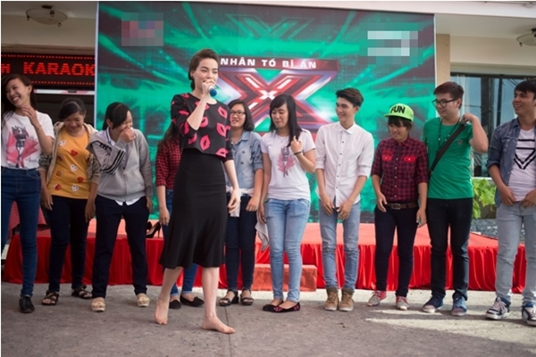 Hồ Ngọc Hà chân trần cổ vũ thí sinh X-factor 7
