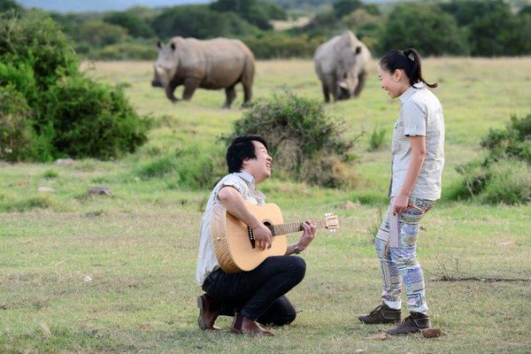 Thu Minh, Thanh Bùi tận tâm chăm sóc tê giác 6