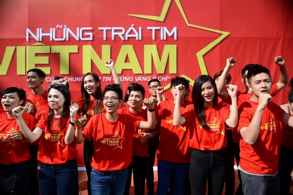 100 nghệ sĩ Việt hào hùng cùng 