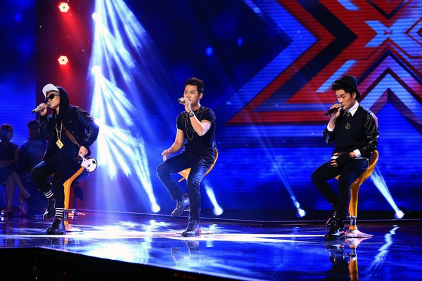 Hai nàng "Hồ" "đứng ngồi không yên" trên ghế giám khảo X-Factor 10