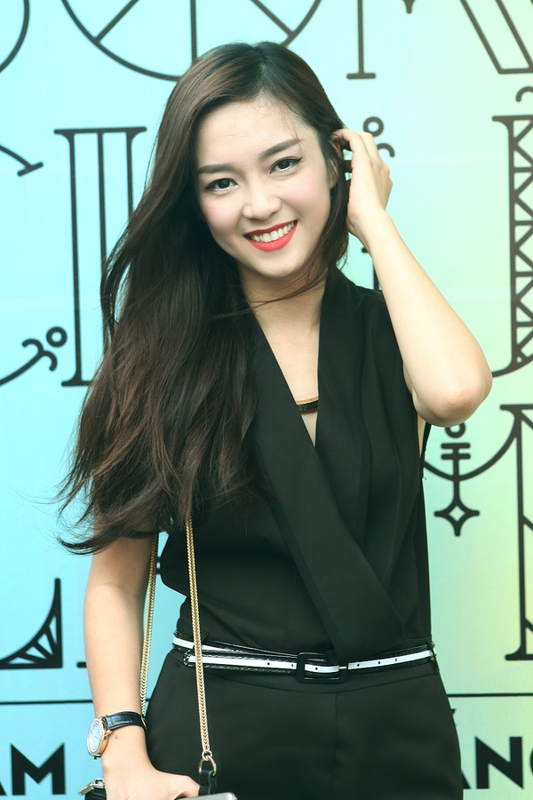 Thu Minh cười tít mắt khi học trò hôn má 8 Thu Minh cười tít mắt khi học trò hôn má 8