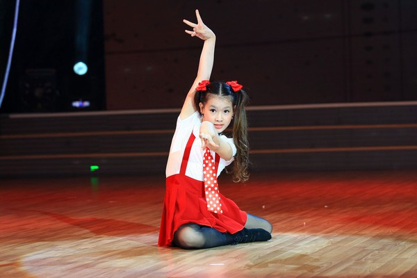 Ba nữ GK Bước nhảy hoàn vũ nhí rớt nước mắt vì bé 11 tuổi 16