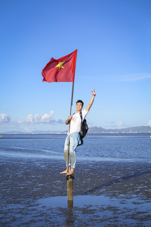 Hình ảnh đẹp của Minh Hằng bên cờ Tổ quốc 7