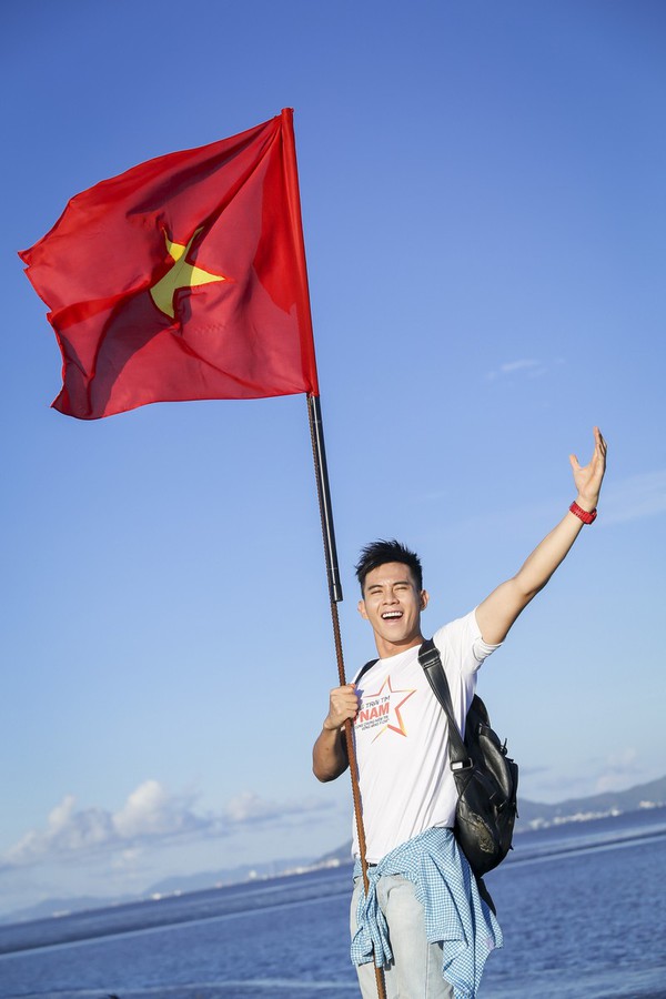 Hình ảnh đẹp của Minh Hằng bên cờ Tổ quốc 8