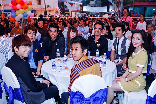 Vy Oanh mặc giản dị đi ăn chay c&ugrave;ng bạn b&egrave; 4